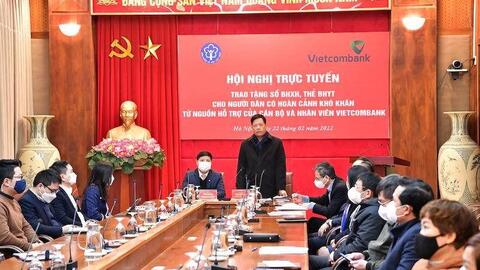 Vietcombank và BHXH Việt Nam tổ chức Hội nghị trực tuyến trao tặng sổ BHXH, thẻ BHYT cho người dân có hoàn cảnh khó khăn