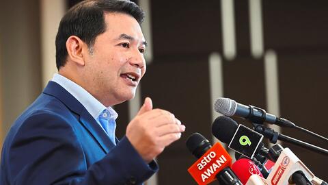 Bộ trưởng Kinh tế Malaysia: Thói quen ăn hàng khiến đất nước nghèo hơn