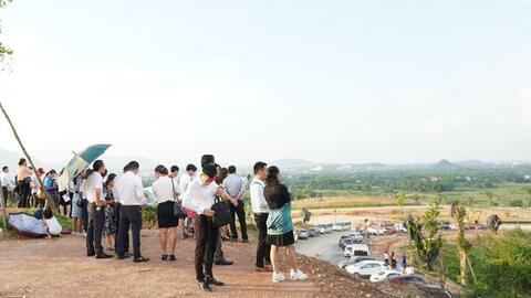 Lãi suất chạm đáy, nhà đầu tư bất động sản xuống tiền chờ đợi cơn “sốt đất” tiếp theo?