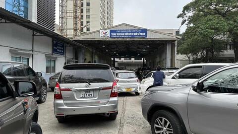 Tái diễn cảnh ô tô xếp hàng dài đăng kiểm ở Hà Nội