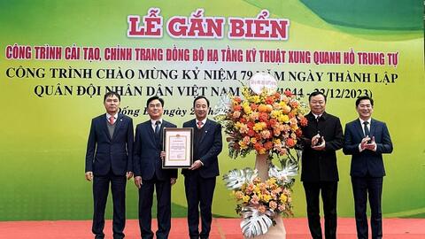 Gắn biển công trình cải tạo, chỉnh trang hồ Trung Tự