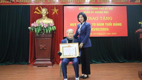 Trao Huy hiệu Đảng tặng 3 đảng viên lão thành quận Hoàng Mai