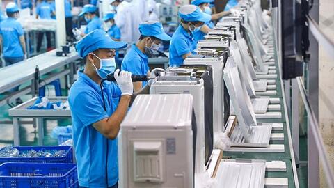 Hơn 1.000 doanh nghiệp làm việc xuyên Tết, xuất khẩu tăng vọt