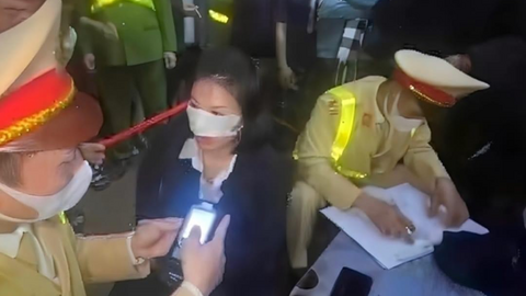 Chủ tịch TP Hà Nội ra quyết định xử phạt nữ tài xế vi phạm nồng độ cồn tại đường Trần Cung