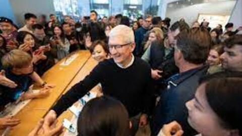 Tim Cook ‘tấn công quyến rũ’ Trung Quốc để vực dậy doanh số iPhone