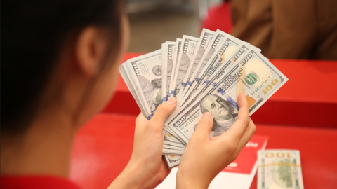Giá USD ngân hàng vọt lên kịch trần ngay khi mở cửa sáng 22/4