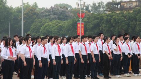 Trao tặng huy hiệu Bác Hồ cho học sinh giỏi tiêu biểu Thủ đô