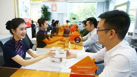 Lãi suất tiết kiệm tăng ồ ạt: Nhiều nhà băng điều chỉnh liên tục