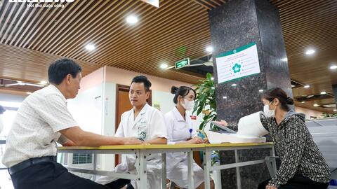 Ngày đầu BV Bạch Mai khám tới 21h, người dân không phải xếp hàng chen chúc