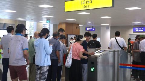Hơn 4.670 người đã đi tàu Nhổn - Ga Hà Nội trong 2 giờ đầu tiên lăn bánh