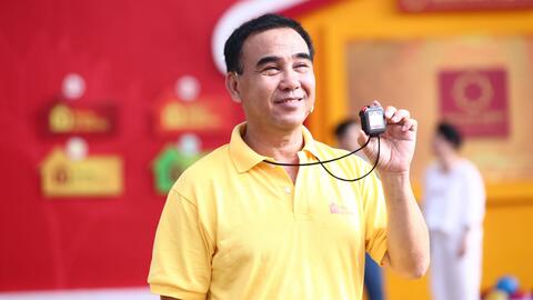 Phản bác thông tin "vay nợ chồng chất", cuộc sống của vợ chồng MC Quyền Linh và 2 con gái hiện thế nào?