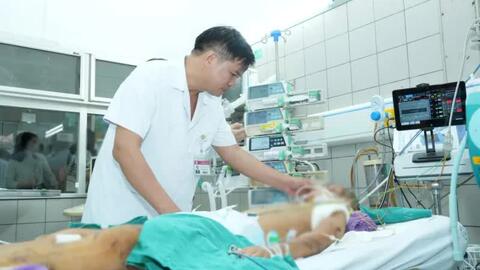 Bé gái trong vụ lũ quét tại bản Làng Nủ: Vẫn còn bùn, đất trong phổi