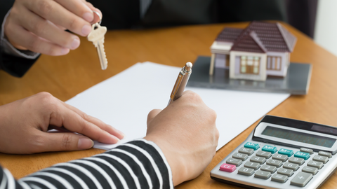 Vay ngân hàng để mua nhà: Người vay sẽ phải trả những khoản phí nào?