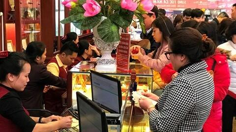 Giá vàng SJC tăng 500.000 đồng mỗi lượng, tỷ giá giảm 10 đồng ngày đầu tuần