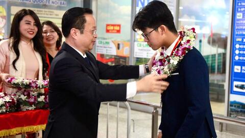 Lãnh đạo Sở GD&ĐT Hà Nội đón học sinh thi Olympic quốc tế IJSO