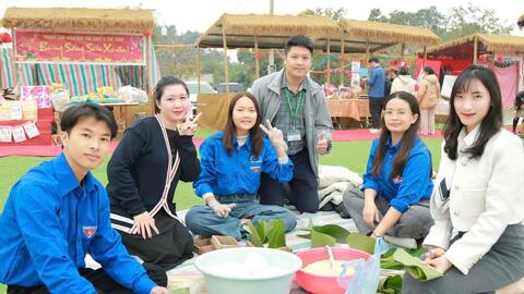 Tưng bừng Lễ hội gói bánh chưng chào Xuân Ất Tỵ