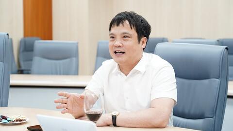 Tập đoàn CNTT hàng đầu Việt Nam "mất" 13.000 tỷ trong 1 ngày, chủ tịch hát "Tái sinh", hô khẩu hiệu lạ