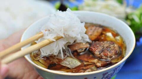 Cụ bà Nhật Bản lần đầu ăn bún chả Việt Nam, thốt lên 6 từ khiến 500.000 người thích thú