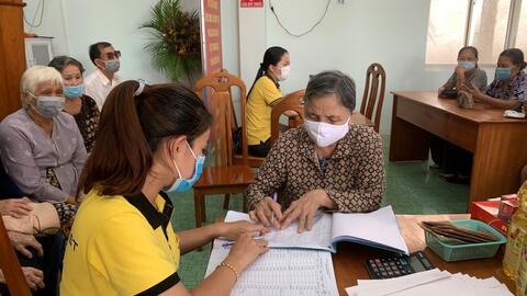 Đẩy mạnh chi trả lương hưu, trợ cấp BHXH qua tài khoản ngân hàng