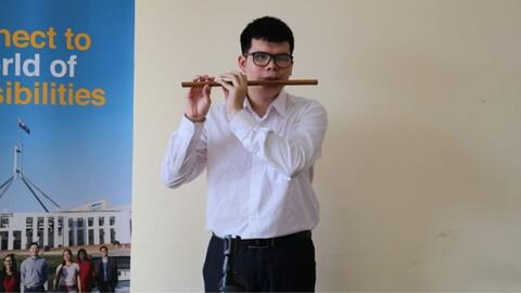 Chàng trai khiếm thị đi tìm ánh sáng từ bóng tối
