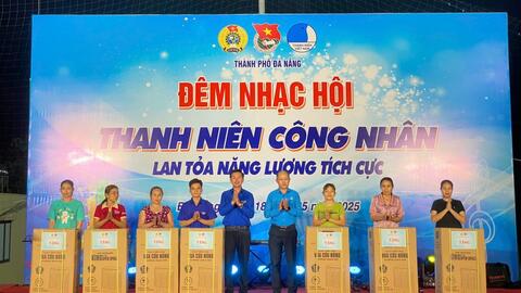 Đà Nẵng: Trao 200 suất quà cho thanh niên công nhân khó khăn