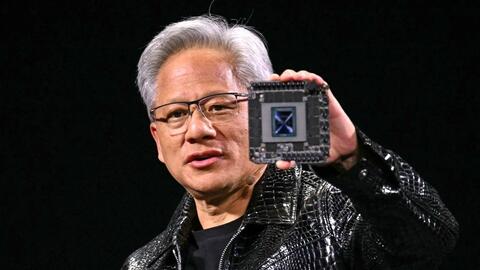 CEO NVIDIA khẳng định không tuồn chip AI sang Trung Quốc: “Hệ thống nặng 2 tấn, ai mà giấu được vào balo?”