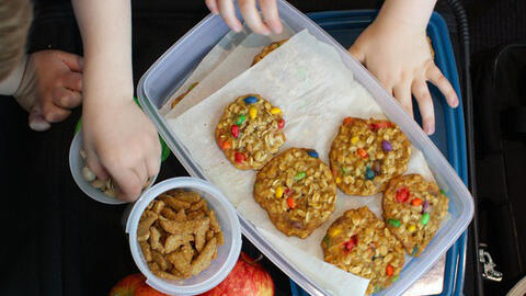 Tiếp viên hàng không tiết lộ những món ăn không nên mang lên máy bay để tránh gây phiền toái cho cả phi hành đoàn lẫn khách đi cùng