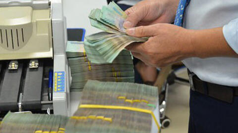 Sát Tết, ngân hàng giảm lãi suất, thu phí nộp tiền mặt