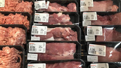 Siêu thị giữ giá thịt lợn cao chót vót mặc kệ lợn hơi, thịt chợ tụt dốc