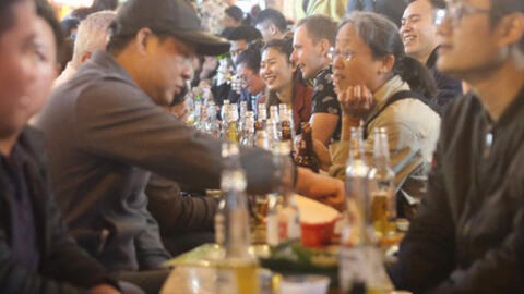 Người dân bắt đầu chủ quan giữa dịch Covid-19: phố Tạ Hiện vẫn đông đúc người ăn nhậu, nhân viên cafe không đeo khẩu trang