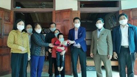 Trao 11,7 triệu đồng cho hoàn cảnh cha ung thư, con bị bệnh xương thủy tinh