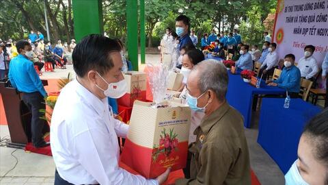 Trưởng Ban Tuyên giáo Trung ương thăm, tặng quà CNLĐ tỉnh Tiền Giang