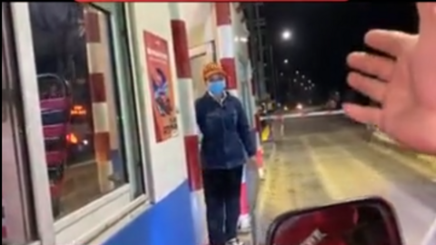 Tranh cãi xe cứu thương đi vào làn thu phí tự động nhưng barie không mở