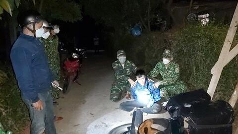 Bắt đối tượng chở pháo lậu, tông vào xe cơ quan chức năng trong đêm