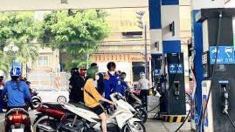 Giá xăng vào kỳ tăng mạnh, lên thêm gần 1.000 đồng/lít