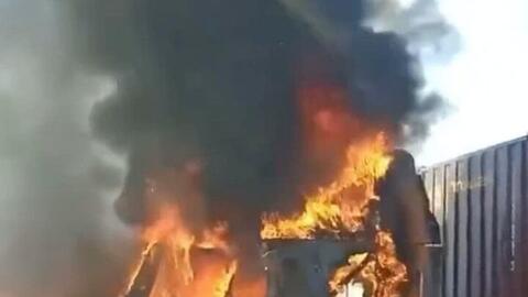 Xe container bốc cháy, cao tốc Long Thành - Dầu Giây ùn tắc kéo dài