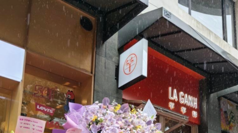 Quán phở của Chi Pu: Ngày khai trương đông nghịt khách bất chấp trời mưa