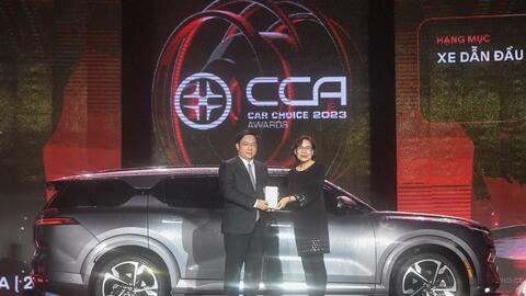 Thứ trưởng Bộ Kế hoạch và Đầu tư trao giải Xe dẫn đầu xu hướng cho VinFast VF 9