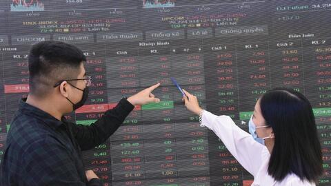 Chứng khoán giảm sâu, nhà đầu tư tay ngang có nên all-in bắt đáy?