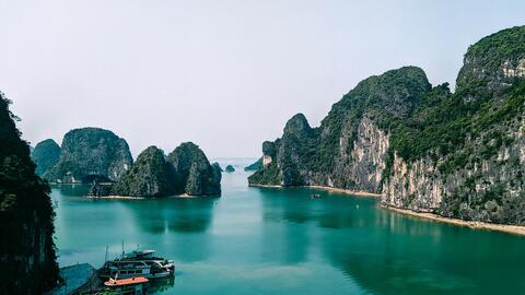 Vịnh Hạ Long của Việt Nam vừa được gọi tên trong danh sách những điểm đến đẹp nhất thế giới