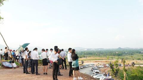 Lãi suất chạm đáy, nhà đầu tư bất động sản xuống tiền chờ đợi cơn “sốt đất” tiếp theo?