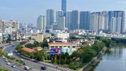 GDP Việt Nam 2023 đạt 5,05%: Báo nước ngoài nhấn mạnh một từ quan trọng khi so sánh với khu vực, thế giới