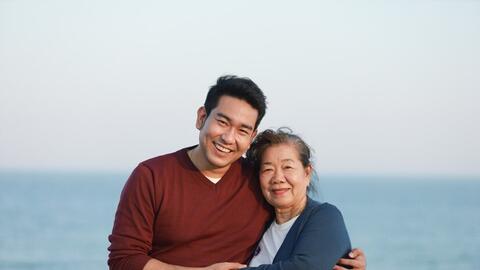 Cụ bà U70 đi làm tạp vụ kiếm tiền trả nợ giúp con, chứng kiến 1 cảnh mà ngậm ngùi dừng trợ cấp