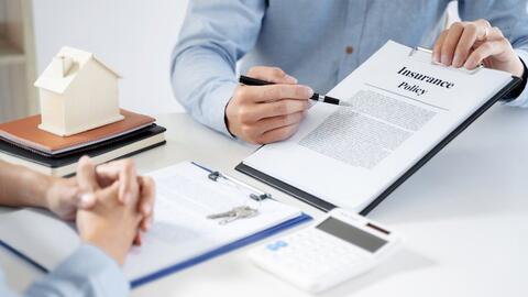 Có nên mua bảo hiểm tại ngân hàng để được hưởng lãi suất cho vay rẻ?