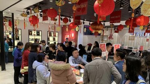 Giá vàng SJC giảm 200.000 đồng sáng đầu tuần, tỷ giá trung tâm bật tăng