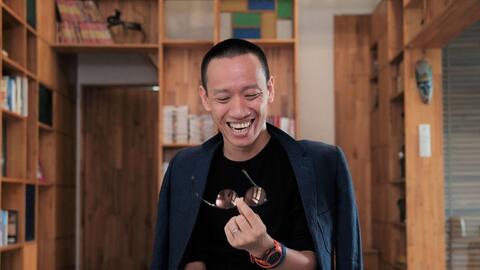 “Đừng tiêu tiền vì người khác”: Bài học của vlogger từng “mua cả núi” sơ mi và cravat vì nỗi sợ không được tôn trọng