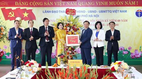 Bí thư Thành uỷ Đinh Tiến Dũng chúc mừng ngành Y tế Thủ đô