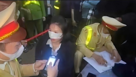 Chủ tịch TP Hà Nội ra quyết định xử phạt nữ tài xế vi phạm nồng độ cồn tại đường Trần Cung