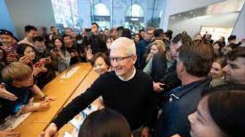 Tim Cook ‘tấn công quyến rũ’ Trung Quốc để vực dậy doanh số iPhone
