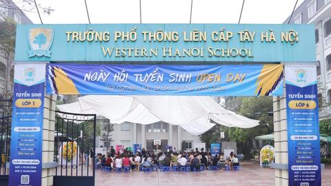 Phụ huynh “nhập vai” trải nghiệm trong ngày hội tuyển sinh